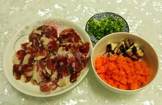 把腊肠切片，胡萝卜、香菇切粒，葱切碎。