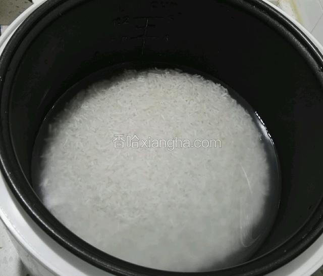 大米洗净，放入和平时煮饭一样多的清水。