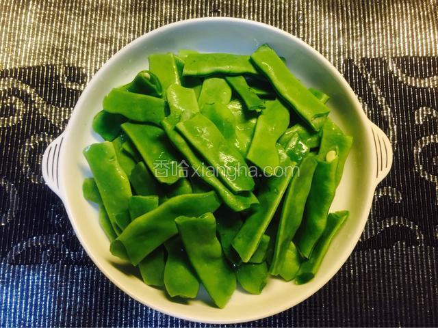 扁豆洗净滤干水，撅成段