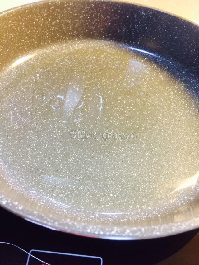 炒锅烧热，倒入玉米油