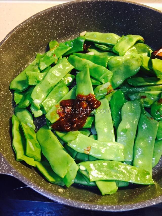 海天豆瓣酱加入锅里和扁豆炒匀