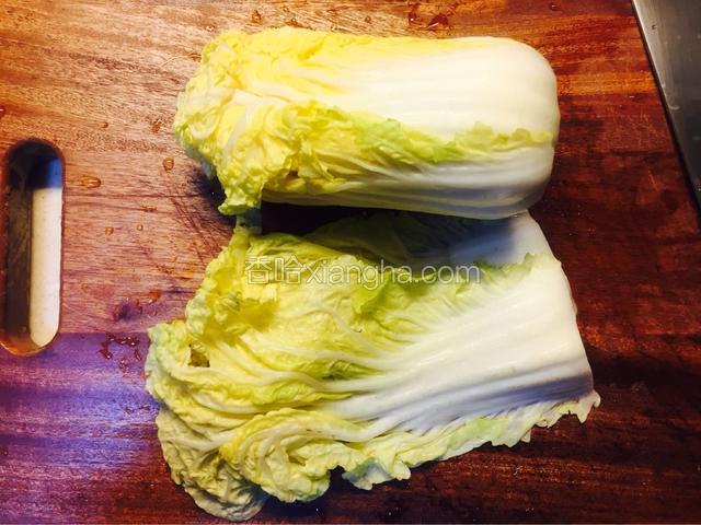 白菜洗净，滤干水，切掉根部