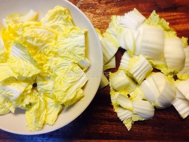 每片白菜都把叶子先切掉，白菜帮切斜片