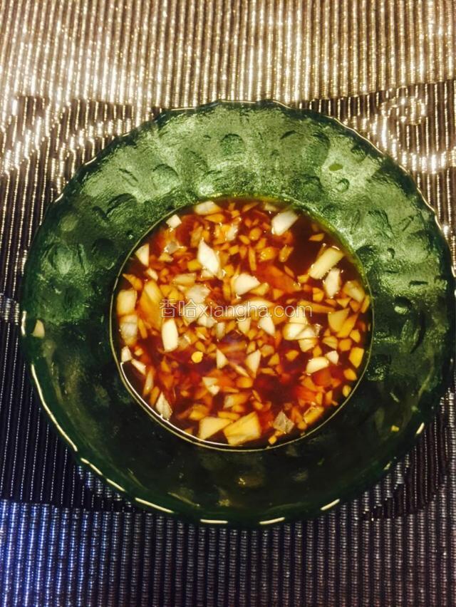 调一个碗汁，米醋，糖，老抽，生抽，葱姜末，淀粉，加一点水
