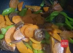 胡萝卜炒香肠的做法图解3