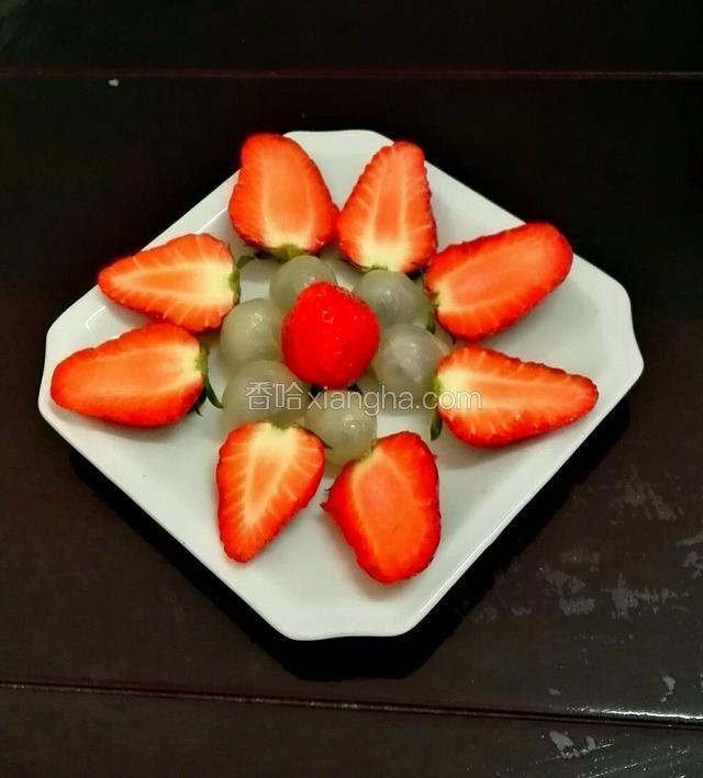 中间放一颗整的草莓，然后围上一圈桂圆，最后把草莓切半后在外面围成花瓣形状