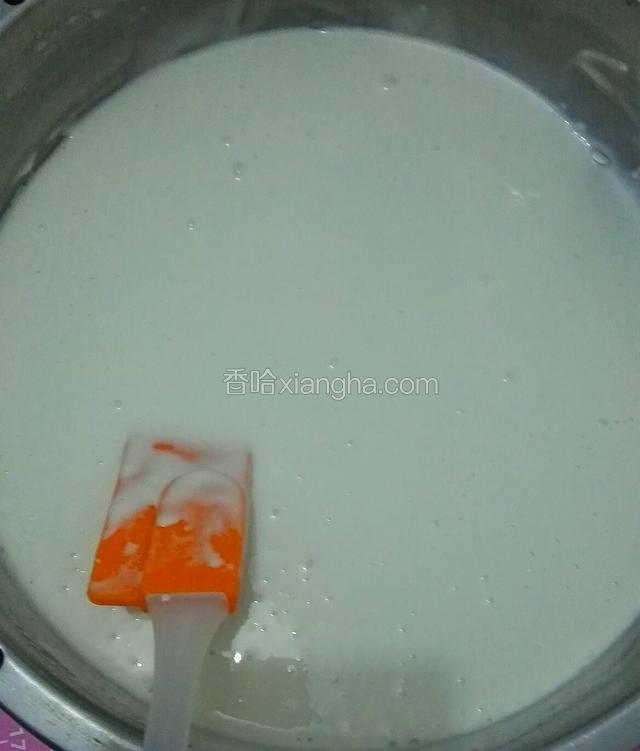 拌匀后把牛奶倒入，继续搅拌均匀
