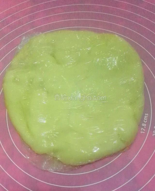 蒸好后，把粉团放入保鲜袋，顺便把玉米油倒入，扭紧袋口后揉捏均匀，然后解开放在一边晾凉