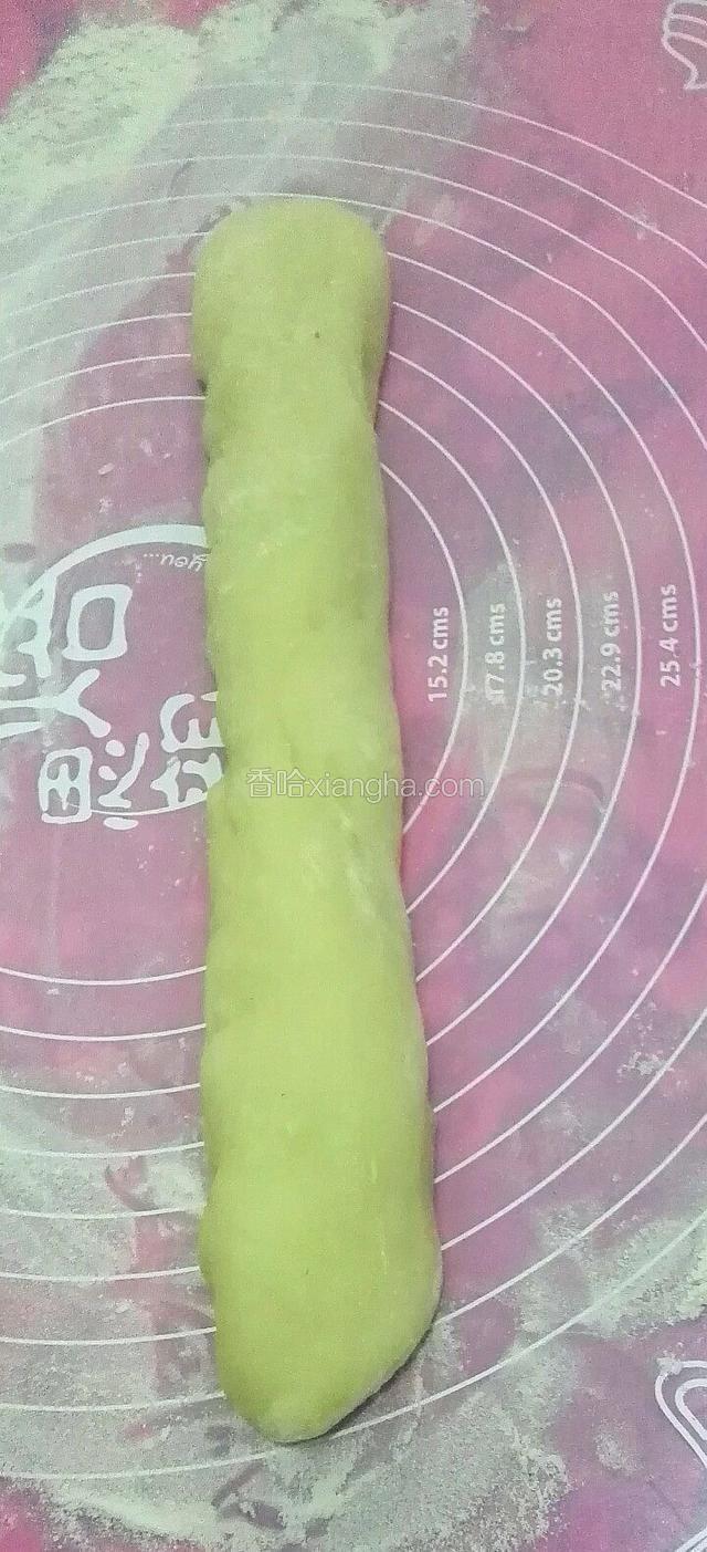 烘培垫上洒些熟糯米粉，把凉粉团揉成长条