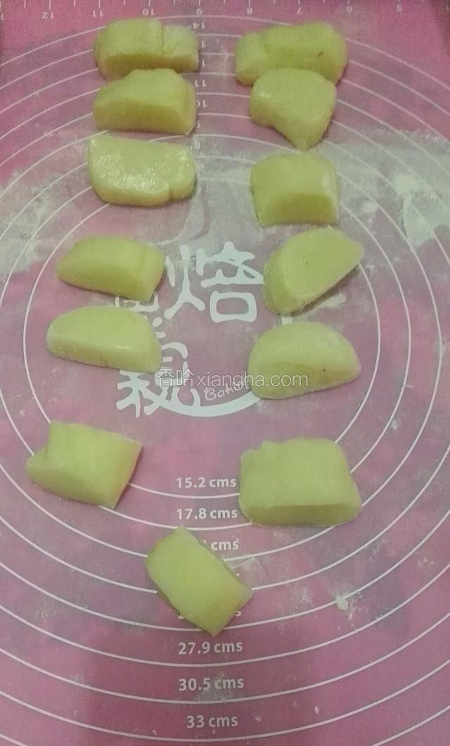 然后切成相等的小粉团
