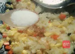 Illustration of how to make carrot and egg fried rice 11