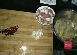 酸白菜炖白肉的做法图解1