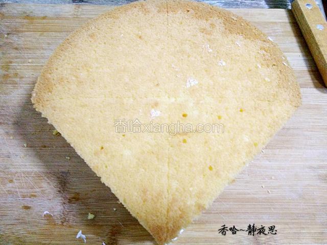 再抹一层奶油，再盖一片蛋糕坯，同样的步骤，依次做好放上最后一片蛋糕坯即可