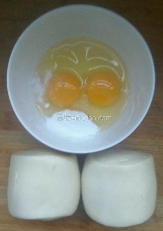 用料，鸡蛋打入碗里。放入一小勺淀粉和适量盐。