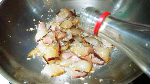 炒至腊肉出油，锅边淋点白酒