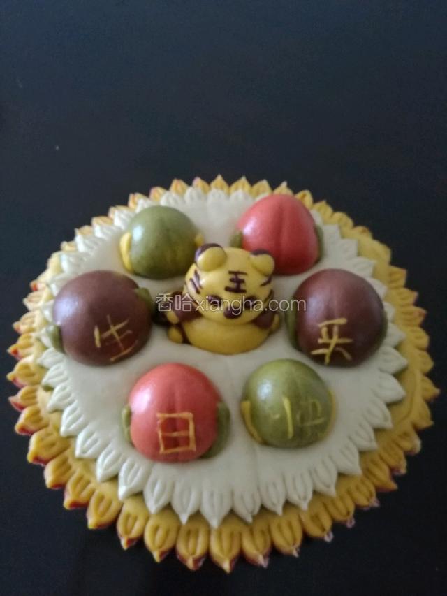 在其中4个桃子上组成生日快乐4个字。装锅水开蒸20分钟，出锅。