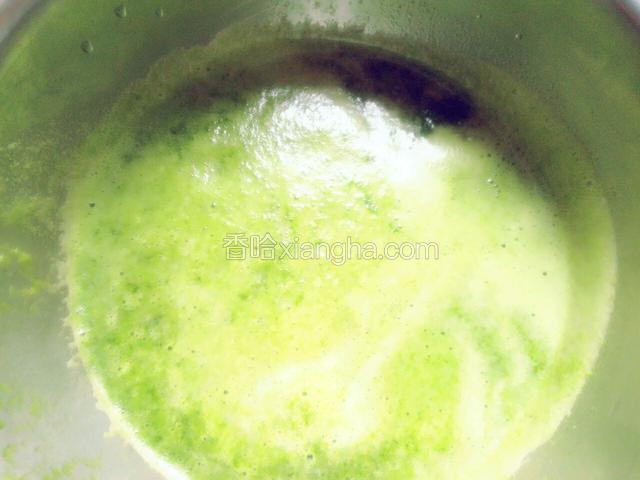 加少许水打成菠菜糊