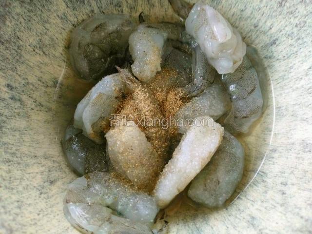 加一点盐，料酒，胡椒粉腌制十分钟左右