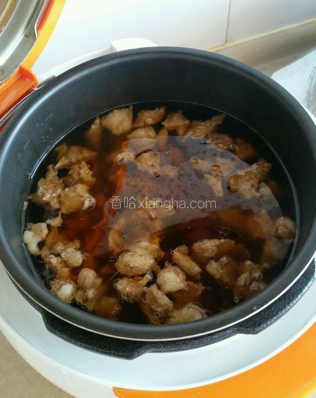 高压锅放好汽，软烂的牛肉和汤汁备用；