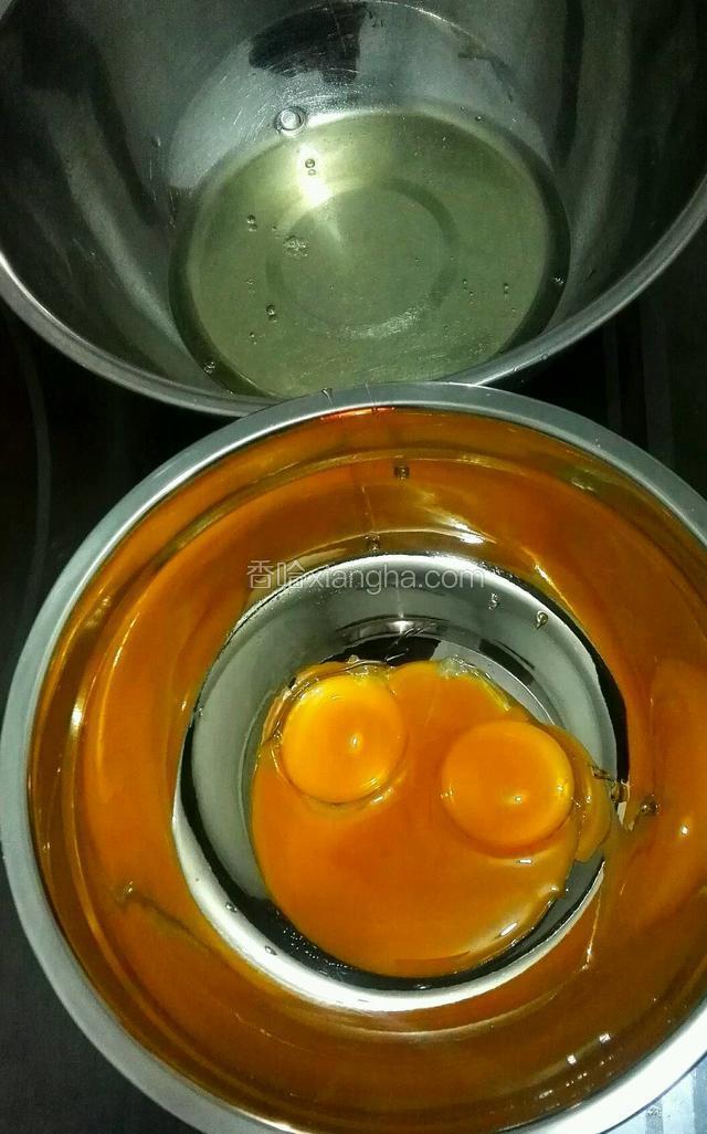 把鸡蛋黄白分离