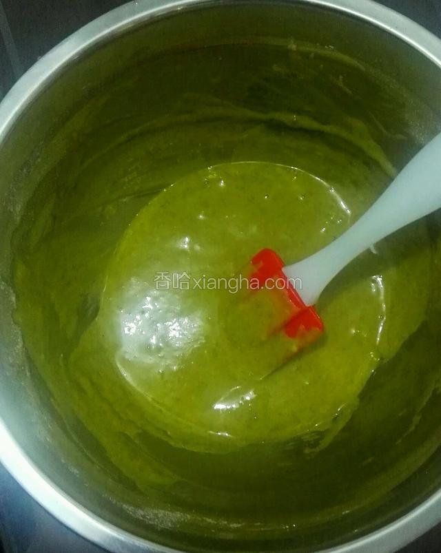 蛋黄筛入面粉，抹茶粉，倒入酸奶搅拌均匀