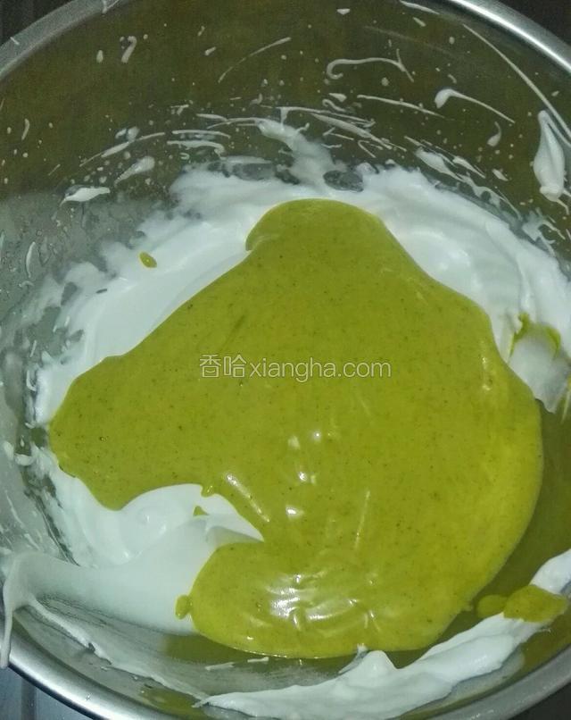 把搅拌均匀的面糊再倒入3分之二的蛋白里搅拌