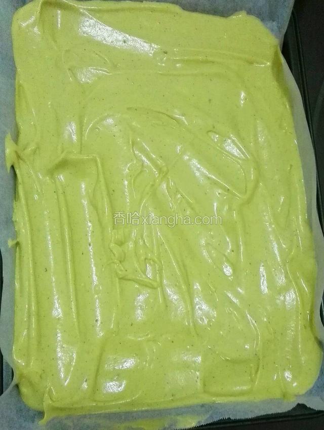 搅拌均匀后倒入铺有油纸的烤盘里