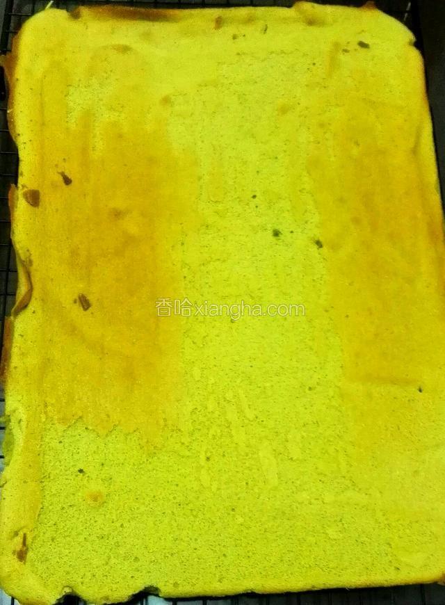 时间到取出来放凉架，盛热撕掉油纸，在蛋糕下面再垫上一层油纸
