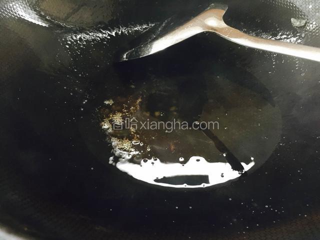 炒糖色过程中用铲子不停的画圈防止炒糊，炒到锅中冒泡泡，糖颜色变琥珀色即可。