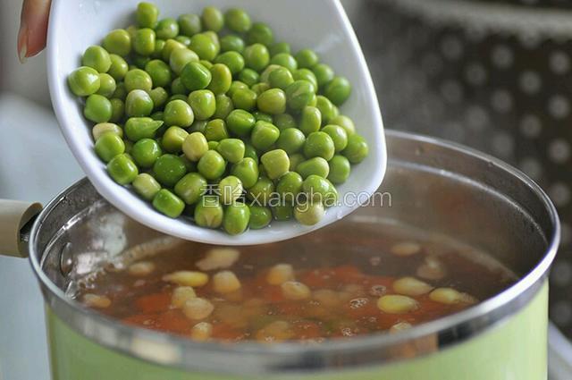 再加入豌豆粒煮2分钟，捞出备用～