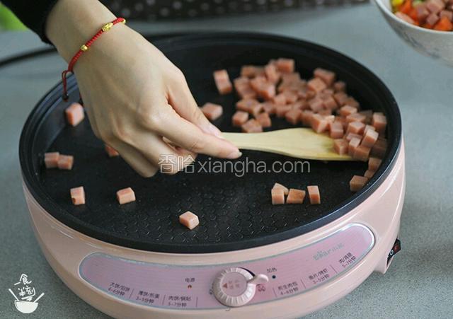 火腿切丁，油锅加热，爆香火腿粒