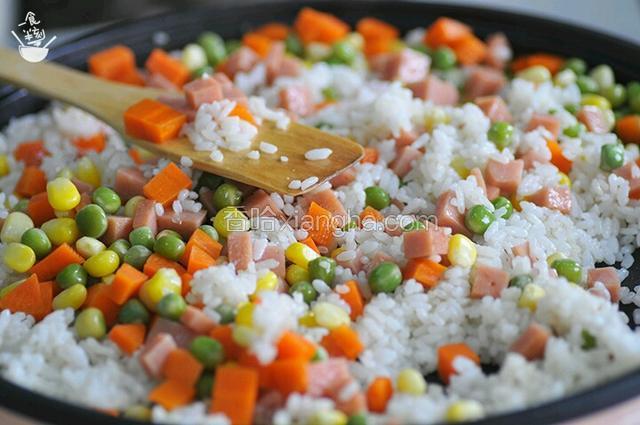再次加油，先放入白米饭翻炒松软，再加入以上配料，加上一勺盐和酱油