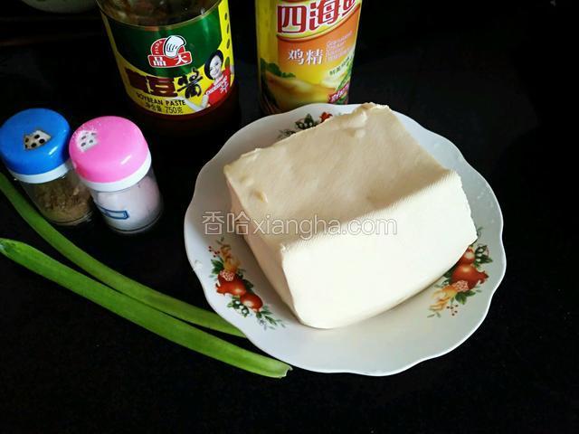 准备材料。
备3瓣蒜。