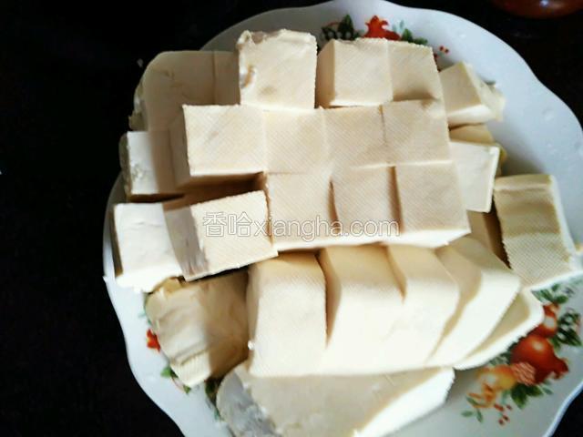 豆腐切小块。