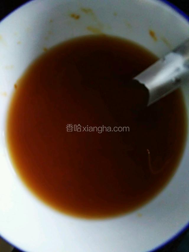 酱用清水稀释，10g水左右。放一小捏盐拌匀。