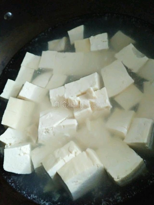 焯豆腐。