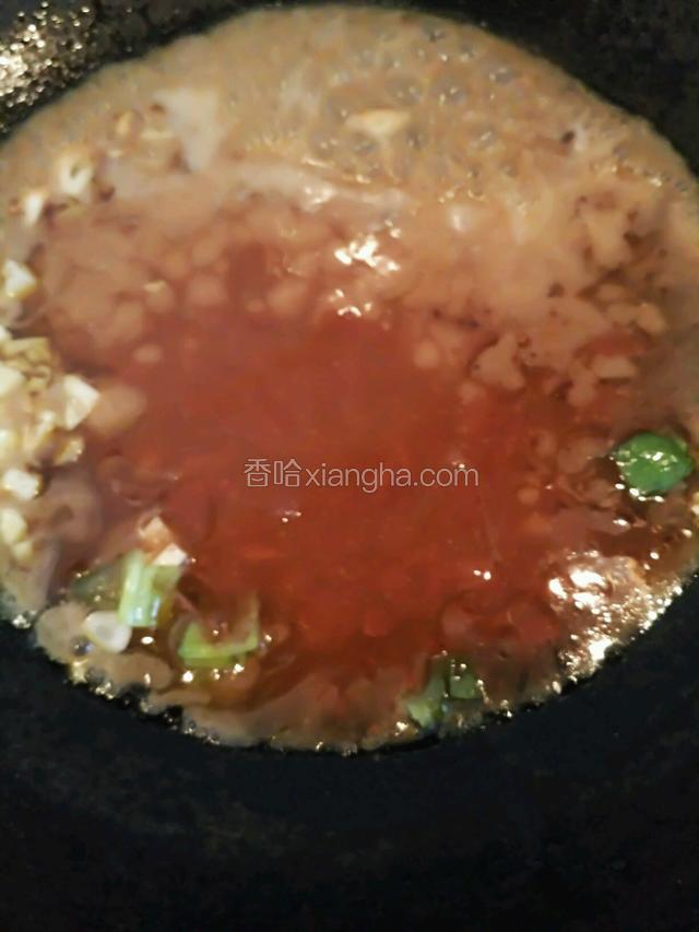 倒入酱汁。
