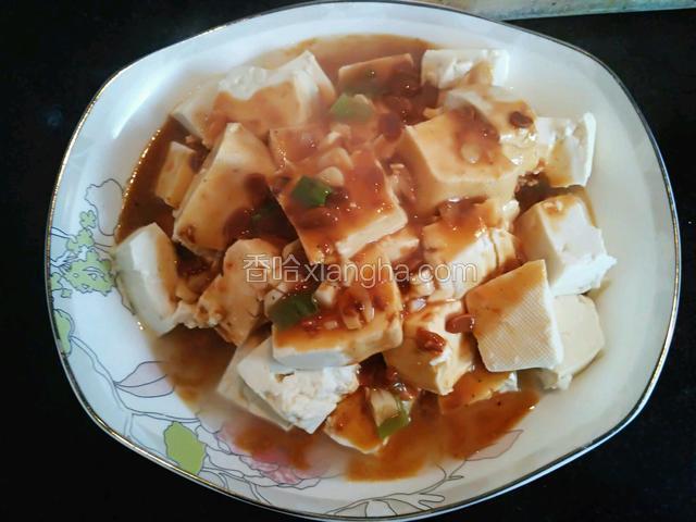 泼上酱汁的豆腐，