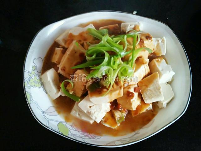 撒上葱花，一款美食完成了。