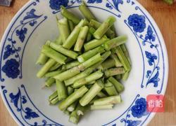 鸡蛋芦笋茎的做法图解2