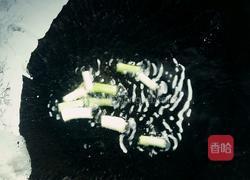 胡萝卜木耳炒荸荠的做法图解5