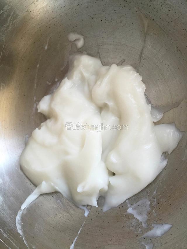 糯米粉加入250克水倒入锅中小火加热，至浆糊状，晾凉备用。