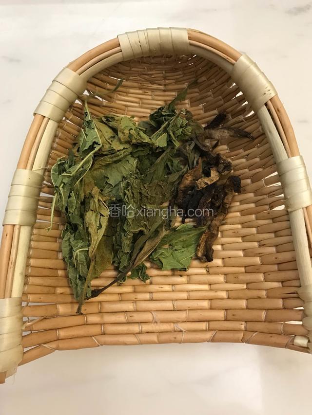 用厨房秤秤好桑叶5克和陈皮3克，也可以让药店先称好重。