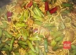 Illustration of how to make braised beans and noodles 9