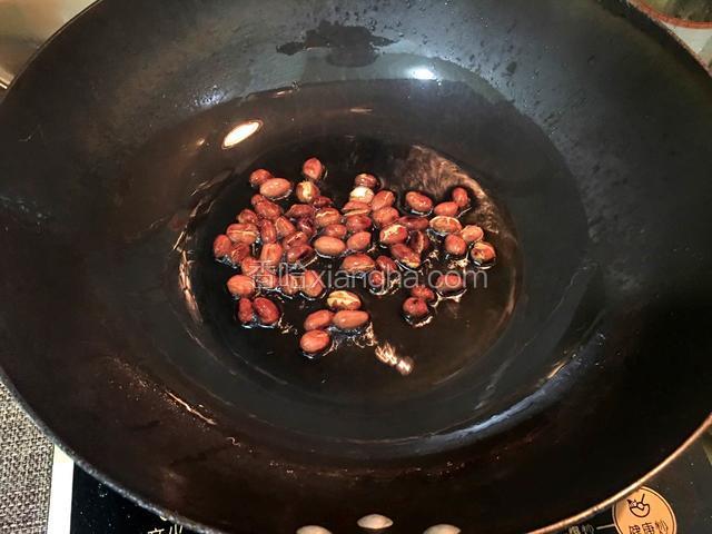 花生米放入锅中小火炸香炸熟，晾凉备用