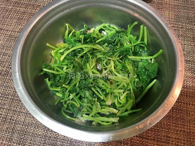 将菠菜用开水焯一下，过凉水后控干水分倒入盆中