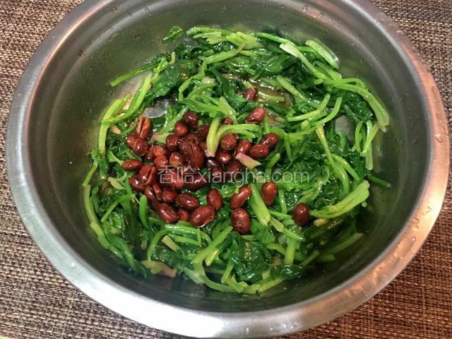 加入油、盐、陈醋、鸡精、花生米搅拌均匀