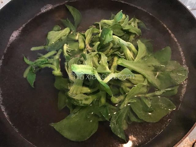 锅中水沸腾后放入洗净的冰草，焯水5-6秒马上关火。
