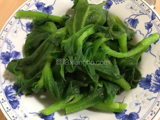 将冰草捞出后沥干水分备用。