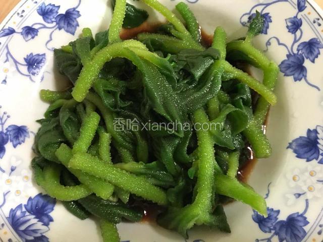 将上述料汁倒入冰草中拌匀。